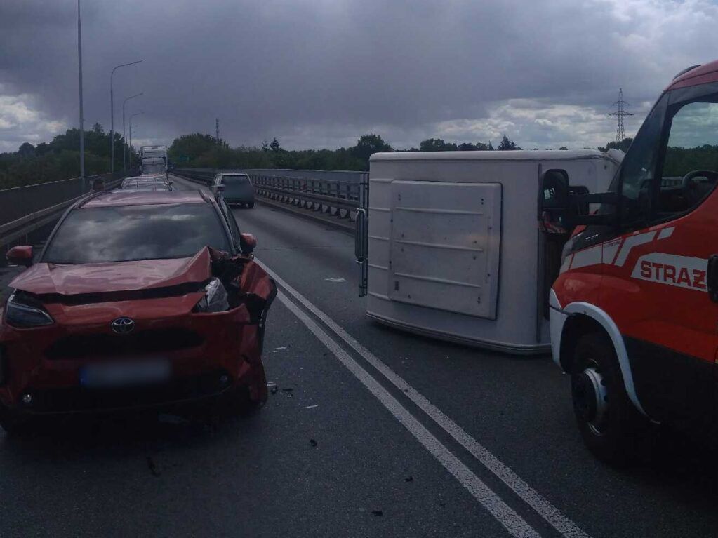 Niecodzienna kolizja w Wyszkowie. Przyczepa kempingowa odpięła się od auta i uderzyła w pojazd jadący z naprzeciwka