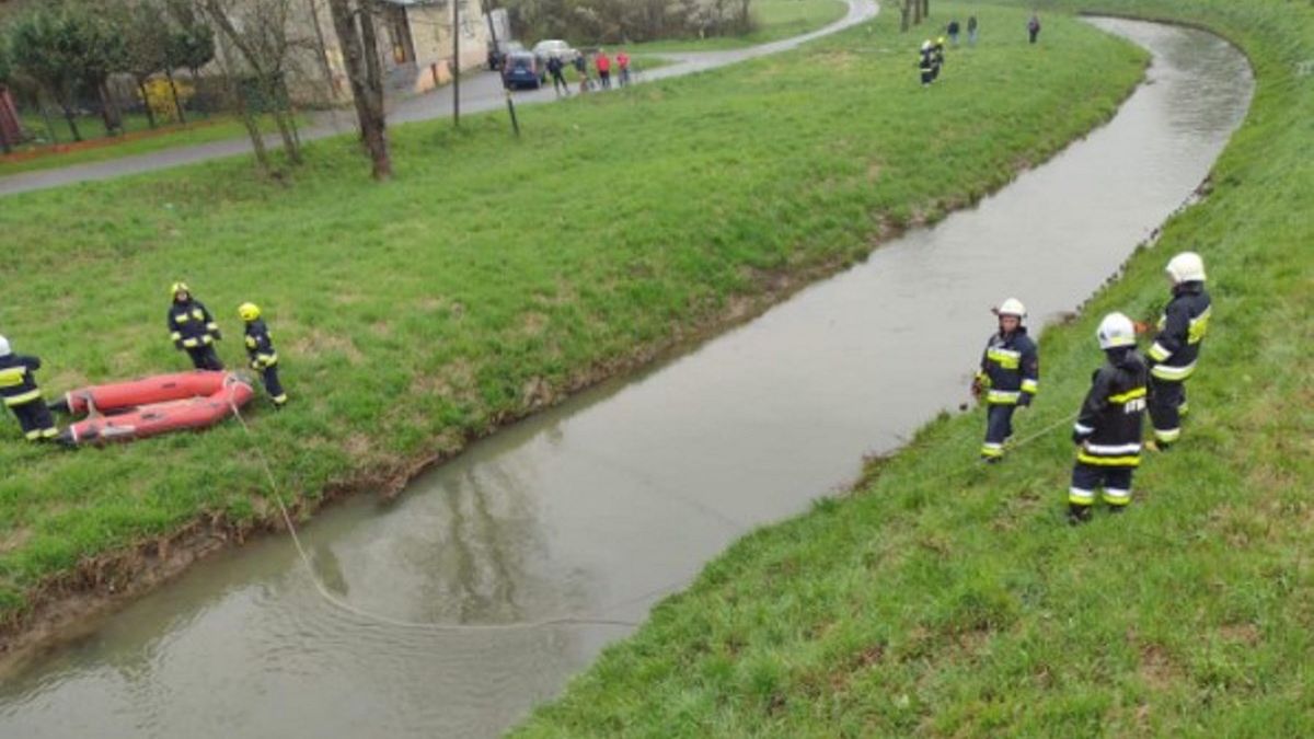 Mężczyzna został porwany przez rwącą rzekę