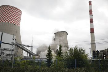 Huk i wielki wybuch w Będzinie. Ostatnia chłodnia kominowa runęła w kilka sekund na terenie Elektrowni Łagisza