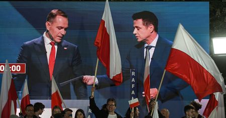 Tajemnicza koperta od Trzaskowskiego dla Nawrockiego. Wiadomo, co w niej było