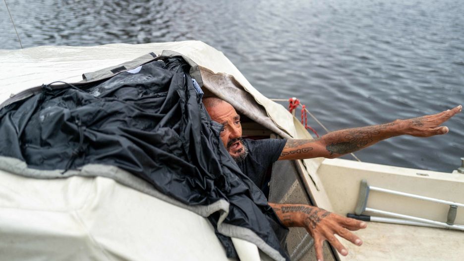 Huragan Milton uderzy? we Floryd?
TAMPA, FLORIDA - OCTOBER 09: Tampa police try to persuade a local resident who is living on his boat known as Jay and nicknamed ?Lieutenant Dan,? to leave for his safety as Tampa prepares for the arrival of Hurricane Milton on October 09, 2024 in Tampa, Florida. Milton, which comes just after the recent catastrophic Hurricane Helene, has strengthened to a Category 4 storm as it approaches Florida?s Gulf Coast and is expected to make landfall late Wednesday.   Spencer Platt/Getty Images/AFP (Photo by SPENCER PLATT / GETTY IMAGES NORTH AMERICA / Getty Images via AFP)
SPENCER PLATT