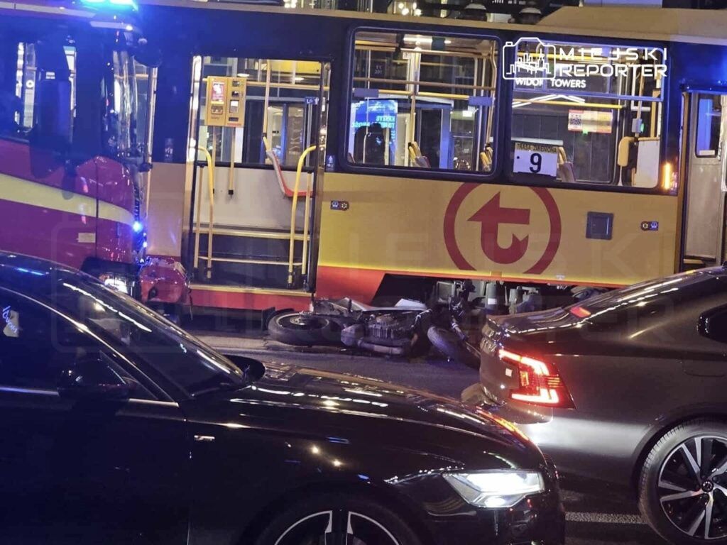 Warszawa: Motocyklista zderzył się z tramwajem w Al. Jerozolimskich