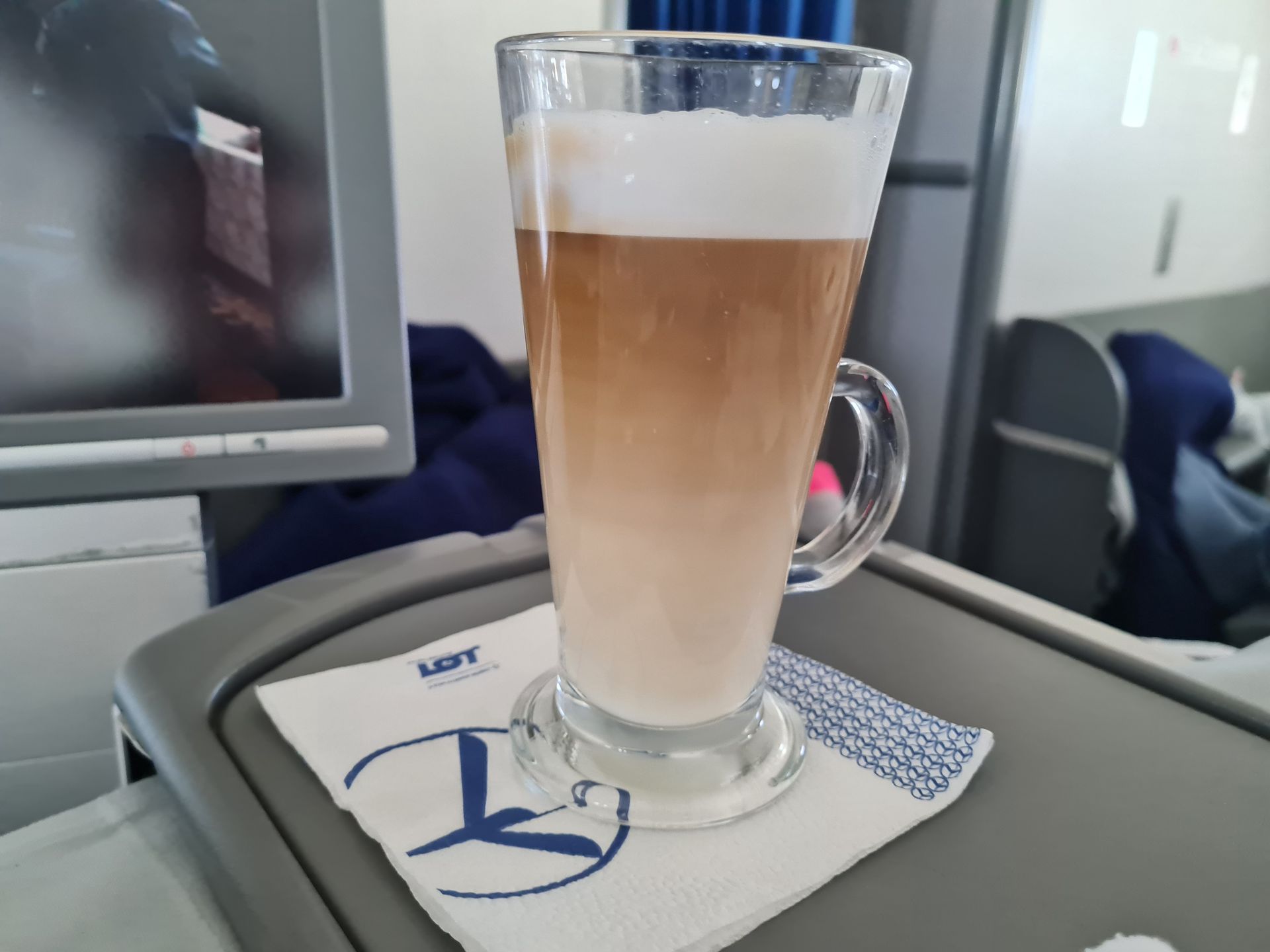 Na pokładzie dreamlinera LOT-u, w klasie biznes można zamówić sobie kawę latte z ekspresu