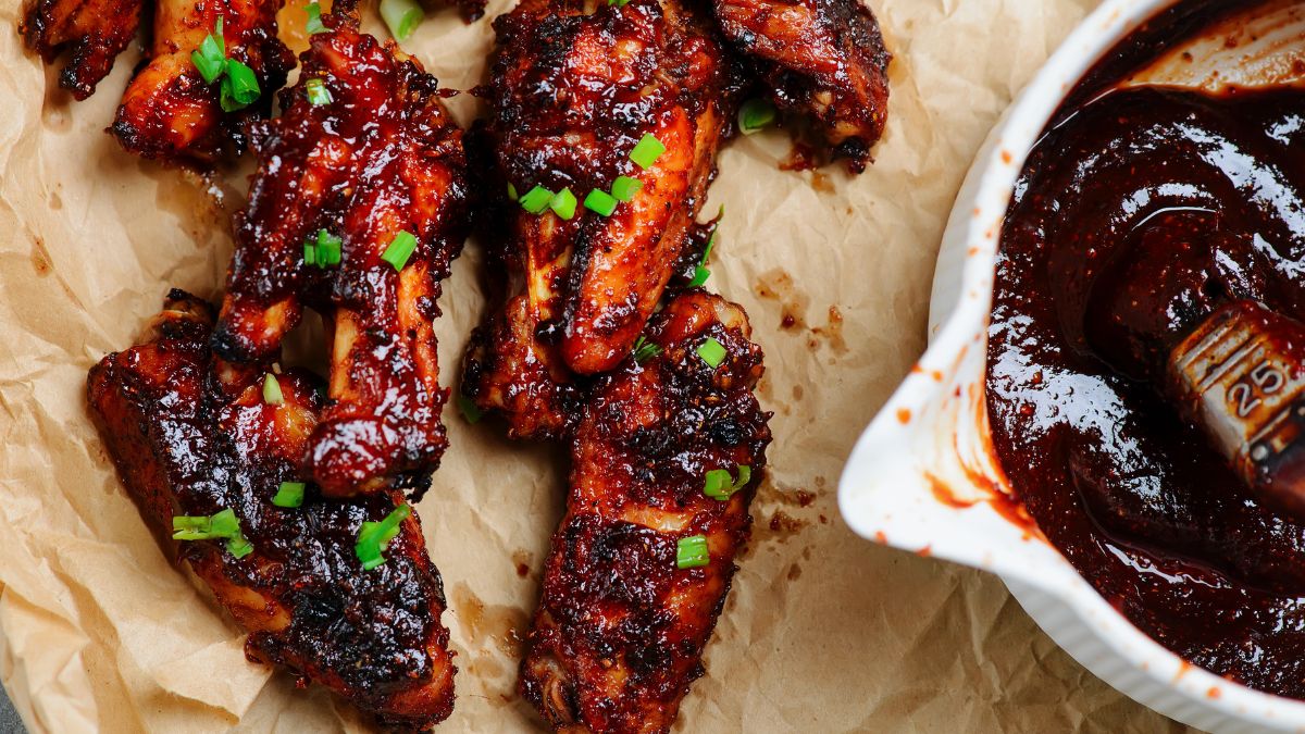 Skrzydełka z kurczaka w tej marynacie wychodzą obłędnie dobre.