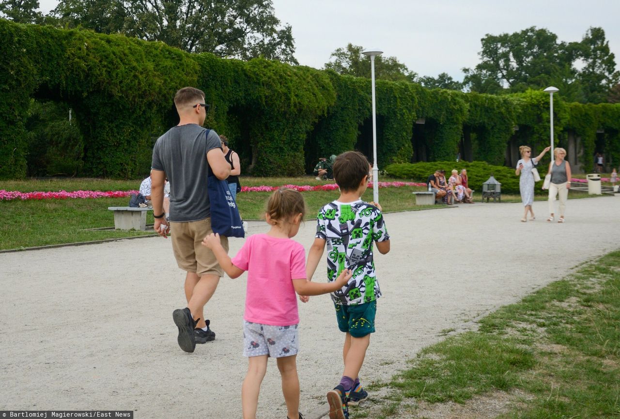 Nie 800 zł, a 400 zł. ZUS może przyciąć rodzicowi świadczenie
