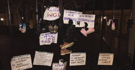 Powiedzieli „nie” kościelnej pedofilii. Znicze i dziecięce buty na bramie kurii w Lublinie
