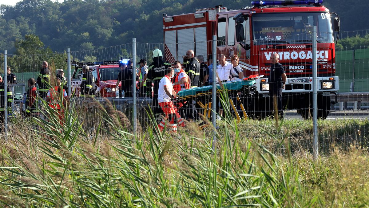 Rescue services at a scene of a Polish bus crash on a highway between Varazdin and Zagreb, Croatia, early morning of 06 August 2022. According to Polish Foreign Ministry, 12 people have died in a Polish bus accident that occurred on the 62nd kilometer of the highway between Jarek Bisaski and Podvorec, in direction of Zagreb in Croatia. The rest of passengers travelling in a bus are injured. All people were pilgrims from Poland travelling to Medjugorje sanctuary in Bosnia and Herzegovina. EPA/IVAN AGNEZOVIC Dostawca: PAP/EPA.