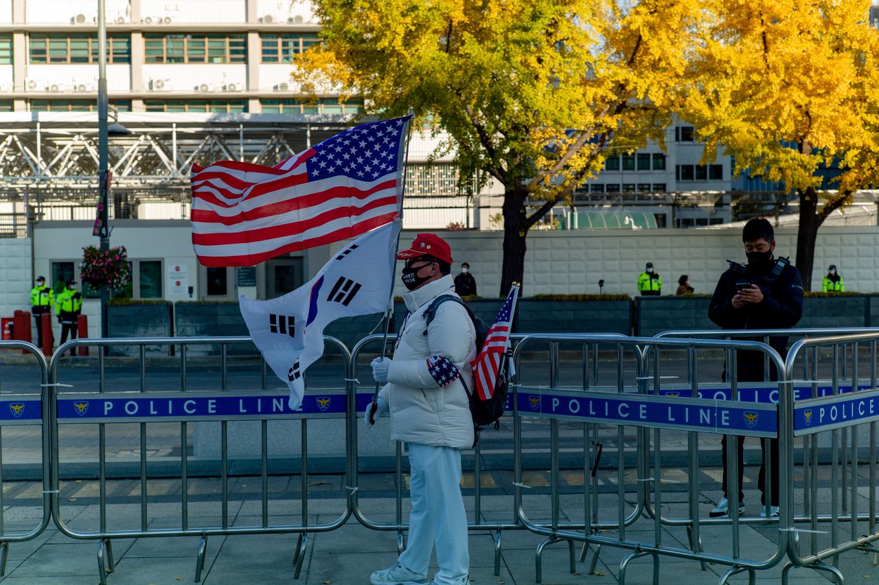South Korea's right wave the US and South Korea flags in front of the U.S. Embassy on November 4, 2020 in Seoul, South Korea. They are fully confident of President Donald Trump's re-election.  (Photo by Chris Jung/NurPhoto via Getty Images)