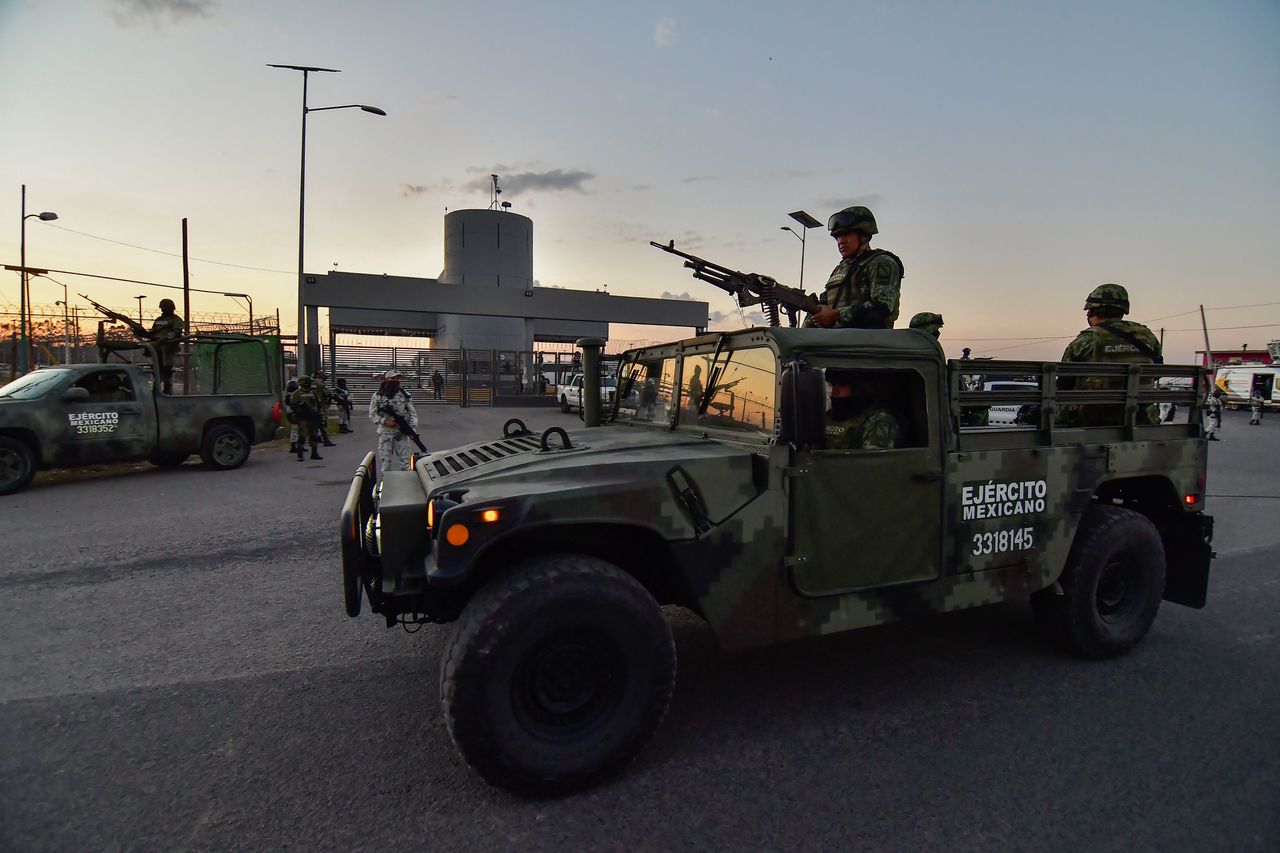 Meksykańska armia pod więzieniem Altiplano w okolicach Mexico City, gdzie przewieziono Ovidio Guzmana