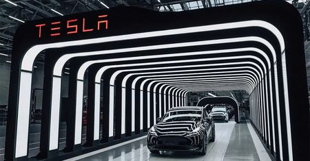 Tesla zwalnia w Niemczech. Wśród poszkodowanych nie brakuje Polaków