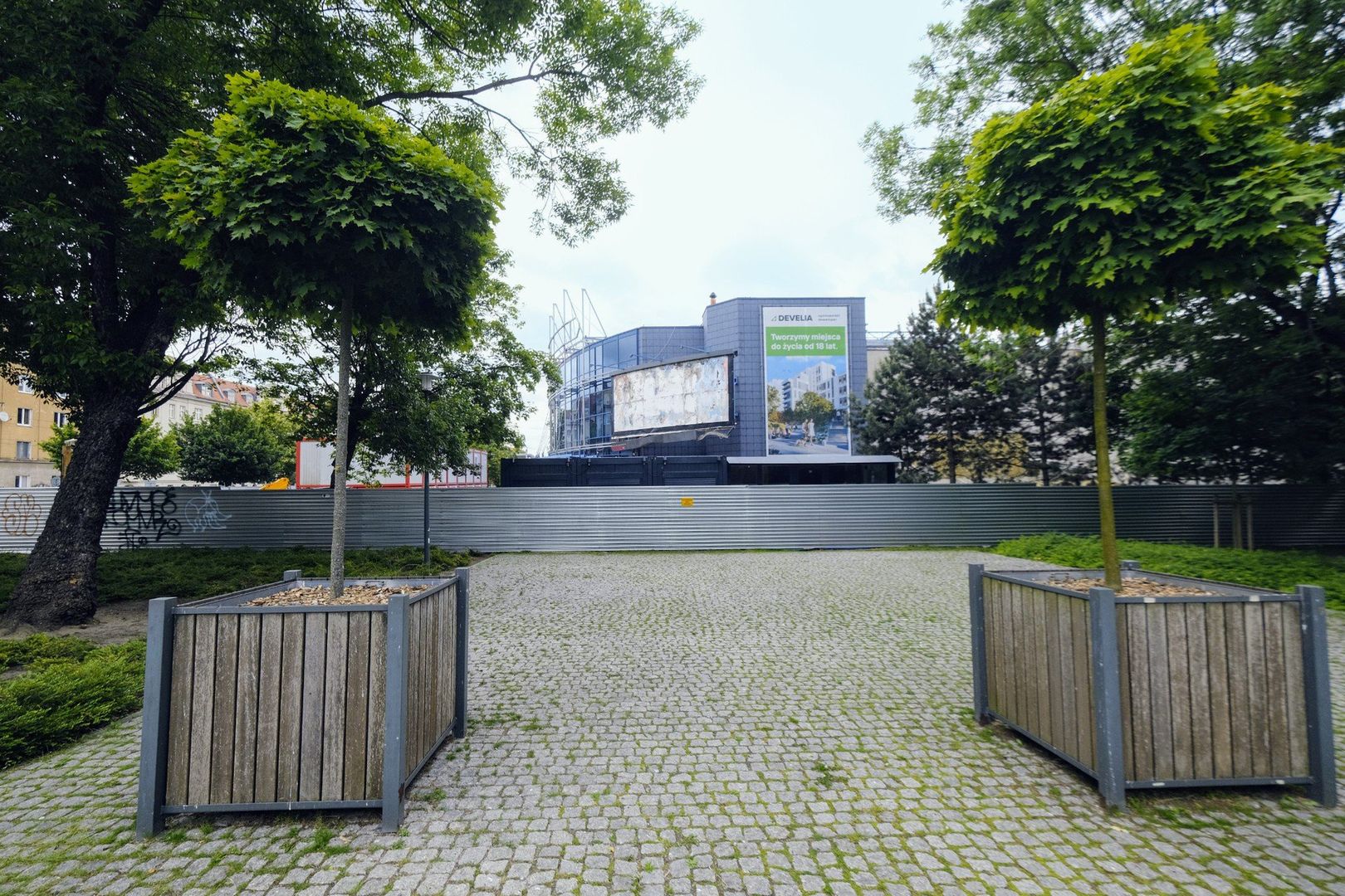 Trwa rozbiórka Multikina 51, które znajduje się przy ulicy Królowej Jadwigi w Poznaniu. Kino było pierwszym multipleksem w Poznaniu.