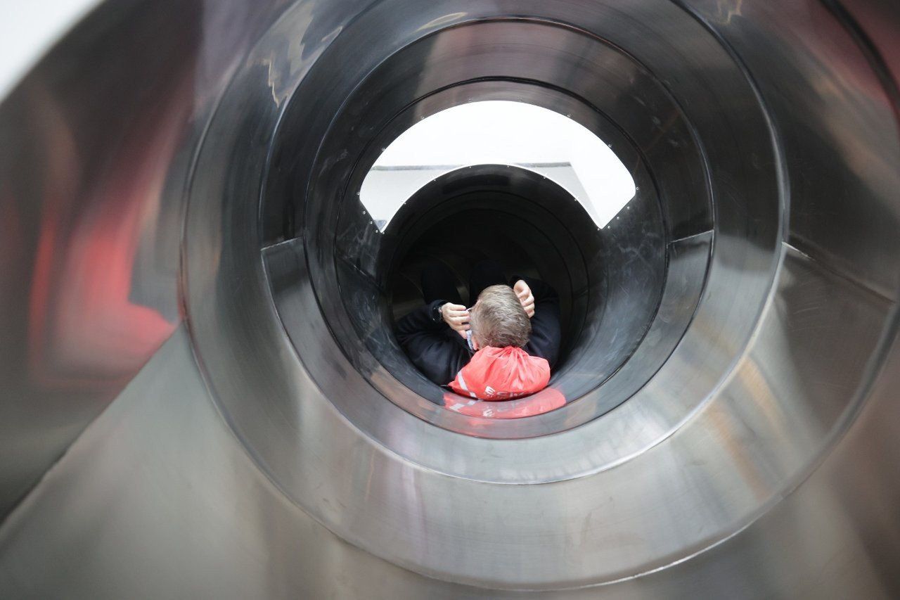 Zjeżdżalnia wyposażona jest w przezroczyste segmenty, które pozwalają na widokową przejażdżkę pełną adrenaliny.