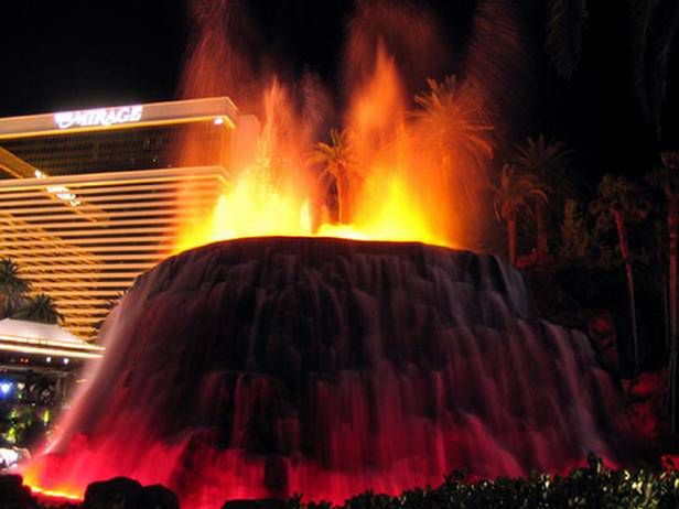 Sztuczny wulkan w Las Vegas. Chyba nie o to chodziło naukowcom? (Fot. Dvice.com)