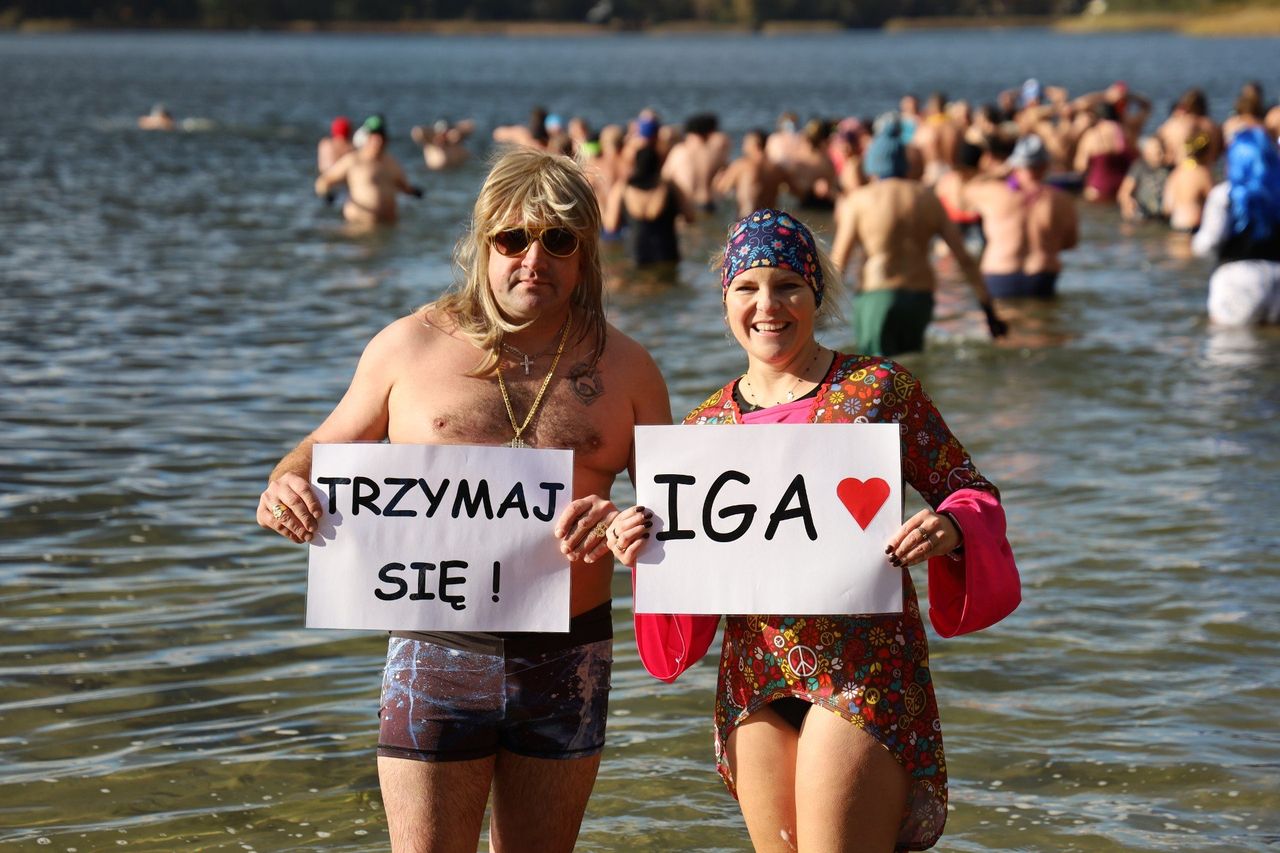 Kuźnica Zbąska: Rozpoczęli sezon w stylu disco. Wielkie morsowanie dla małej Igi