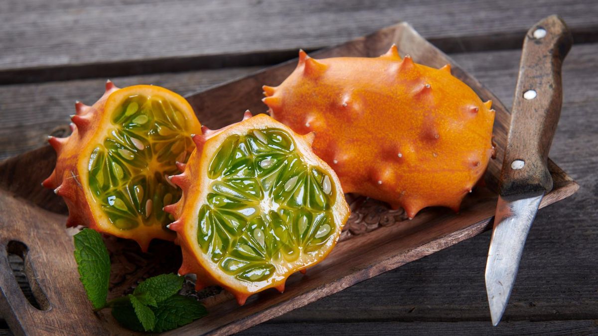 Kiwano są niskokaloryczne i nie zawierają tłuszczu, z tych powodów warto wypróbować je jako zamiennik niezdrowych przekąsek.