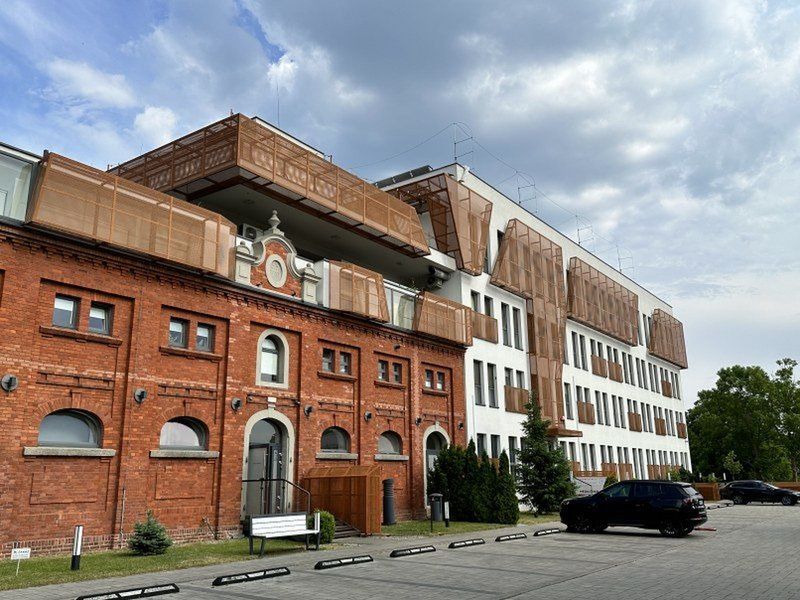 Przed II wojną światową Sandomiersko - Wielkopolska Hodowla Nasion, kupiła dobra Antonimy, gdzie uprawiano buraki cukrowe i pszenicę. Sam folwark w granice Leszna włączono w 1929 roku. Zabytkowe budynki zachowały się przez całe dziesięciolecia, a po modernizacji są ciekawym miejscem na mapie Leszna