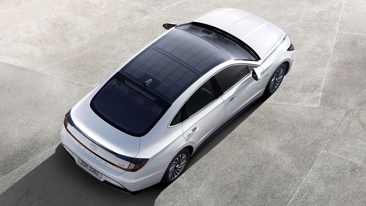 Hyundai Sonata Hybrid z ogniwamy słonecznymi na dachu