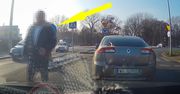 Reakcja na klakson. Osiłek wybiegł z auta. Oto co stało się potem