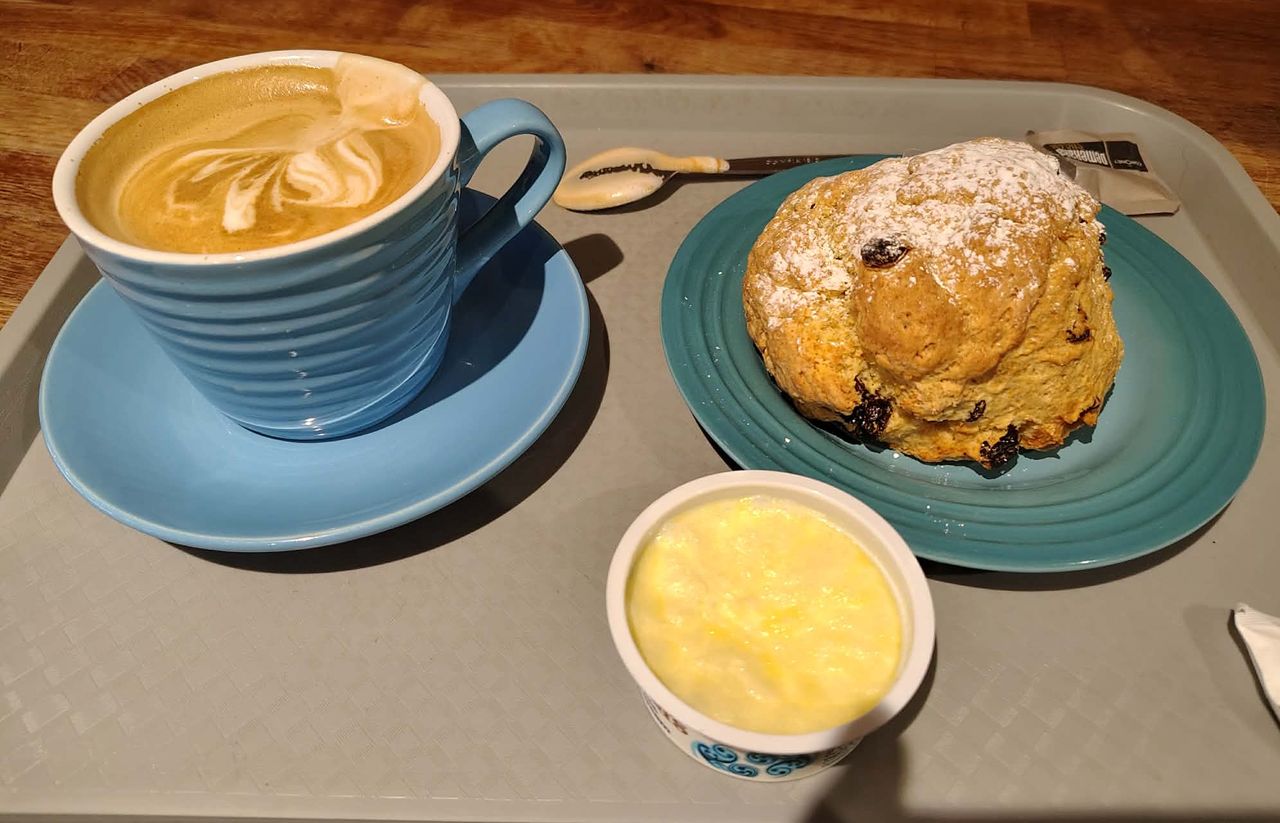 Zamówiła kawę i słynną bułeczkę w brytyjskiej kawiarni. W Polsce zapłaciłaby podobnie