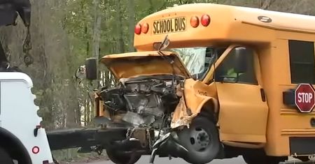 Dramatyczne zderzenie osobówki z autobusem. Prowadził 16-latek. Nagranie z USA