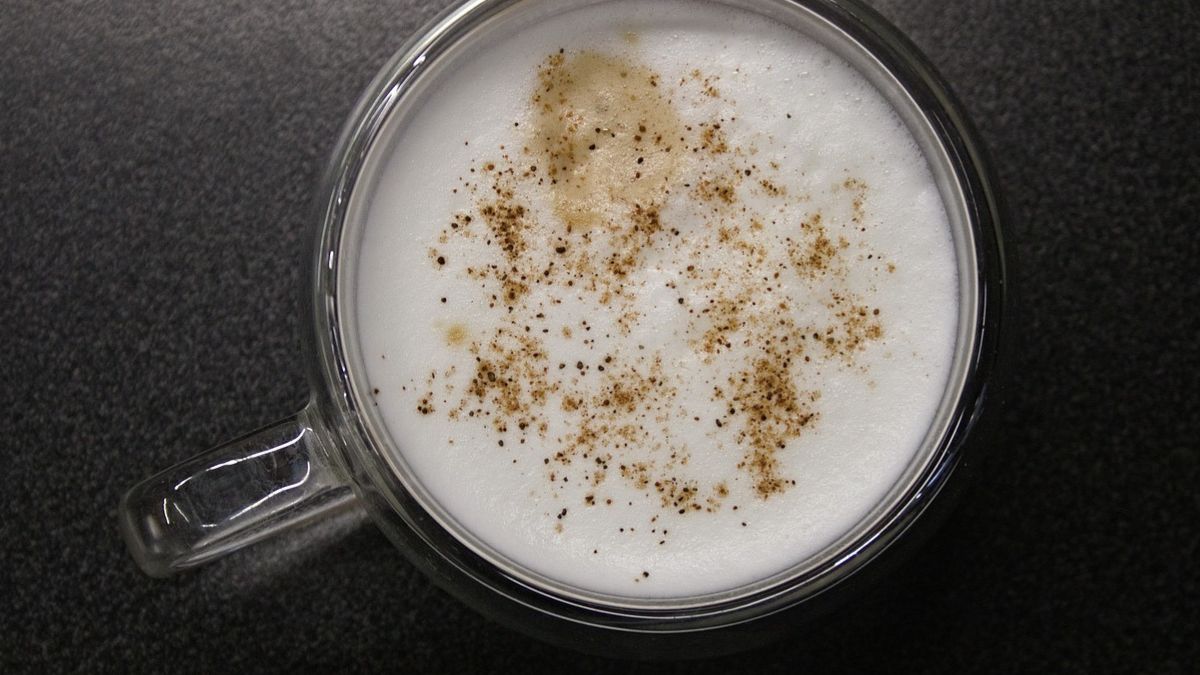 Mleko na gorąco z dodatkiem korzennych przypraw podbije twoje podniebienie