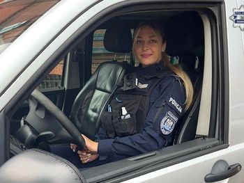 Katowice: Sklepowy złodziej szarpał ochroniarza. Obezwładniła go policjantka na wolnym