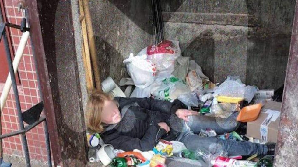 Przyjaciel wyrzucił ją do zsypu na śmieci