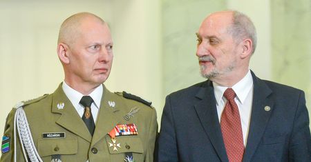 Gen. Różański uderzył w Macierewicza. Padły mocne słowa