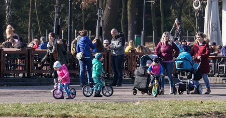 ZUS przypomina o dodatkowych pieniądzach na dzieci. Sprawdź, czy ci się należy