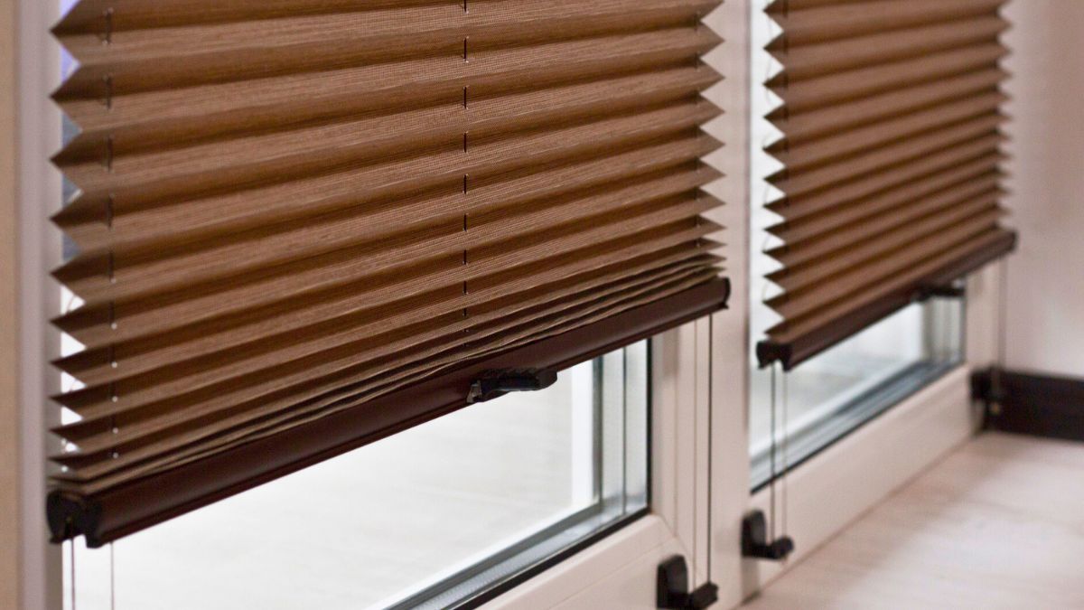 Okna z brązowymi roletami