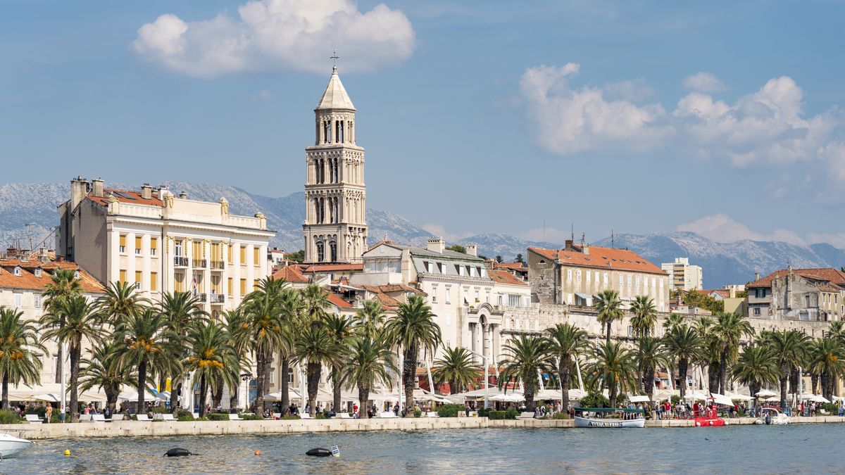 Split w Chorwacji to jeden z popularniejszych kierunków wakacyjnych wyjazdów Polaków