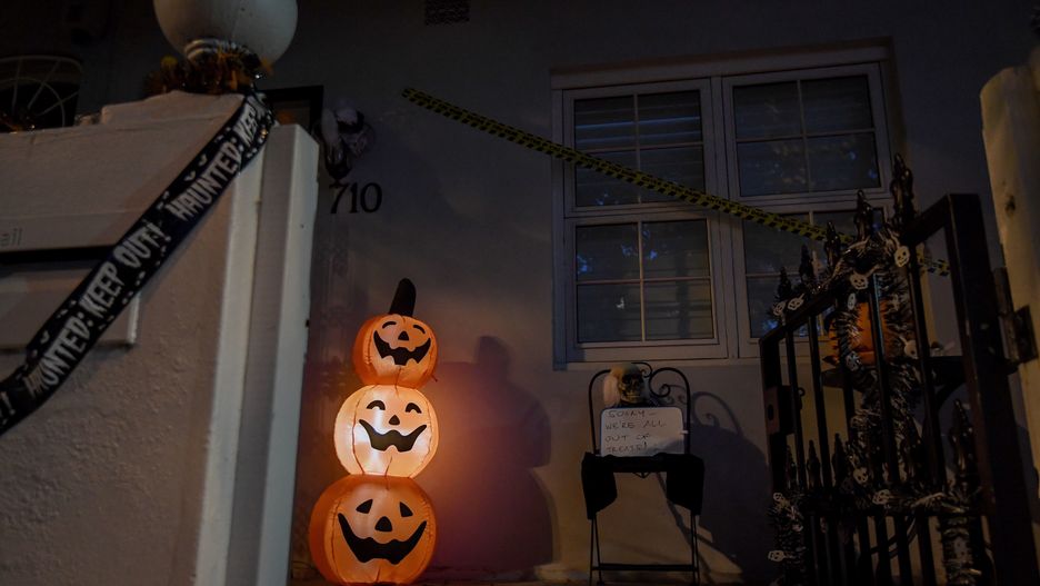 epa09555596 A view of Halloween decorations on homes in Sydney, New South Wales, Australia, 31 October 2021. Halloween is a celebration observed in many countries on 31 October, on the eve of the Christian solemnity of All Saints'.  EPA/BIANCA DE MARCHI AUSTRALIA AND NEW ZEALAND OUT Dostawca: PAP/EPA.