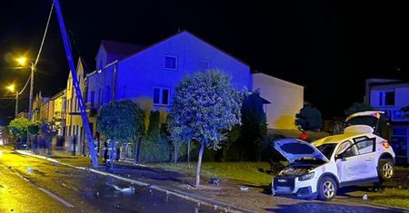Pożyczone audi rozbite na słupie i 10 tys. zł mandatu - 19-latek uciekał przed policją