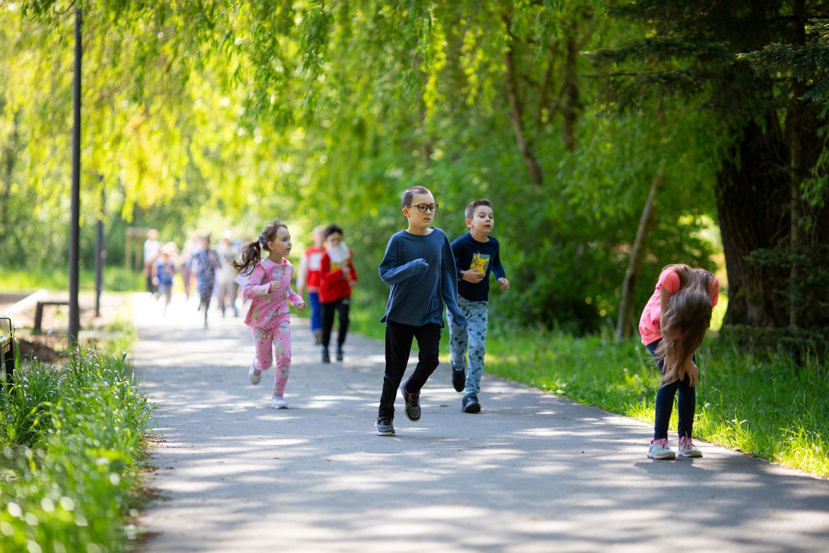 W SP 1 w Słupsku dzieci biegały w piżamach, wspierając akcję charytatywną na rzecz dzieci zmagających się z chorobą nowotworową
