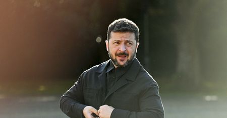 Zełenski zaskoczył. Założył garnitur na szczyt NATO