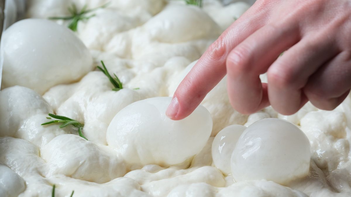 Wyrośnięte ciasto na focaccię - klasyk kuchni włoskiej