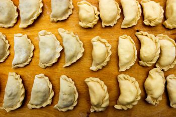 Ciasto na pierogi robię bez wody, ale dodaję skyr. Jest delikatne jak bibułka