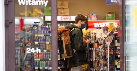 Omijają zakaz handlu jako dworce. "Widocznie jest taka potrzeba"