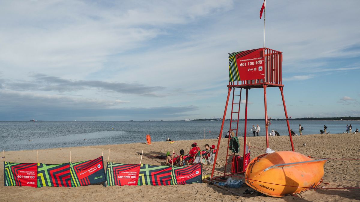 Czerwona flaga na plaży (zdjęcie ilustracyjne)
