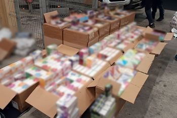 Pół miliona złotych miało ominąć fiskusa! Celnicy prześwietlili busa na S61 i odkryli tysiące e-papierosów