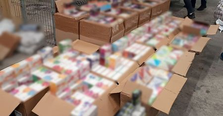 Pół miliona złotych miało ominąć fiskusa! Celnicy prześwietlili busa na S61 i odkryli tysiące e-papierosów