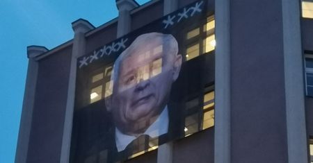 Jarosław Kaczyński na budynku poznańskiego ZUS. Nad jego wizerunkiem osiem gwiazdek