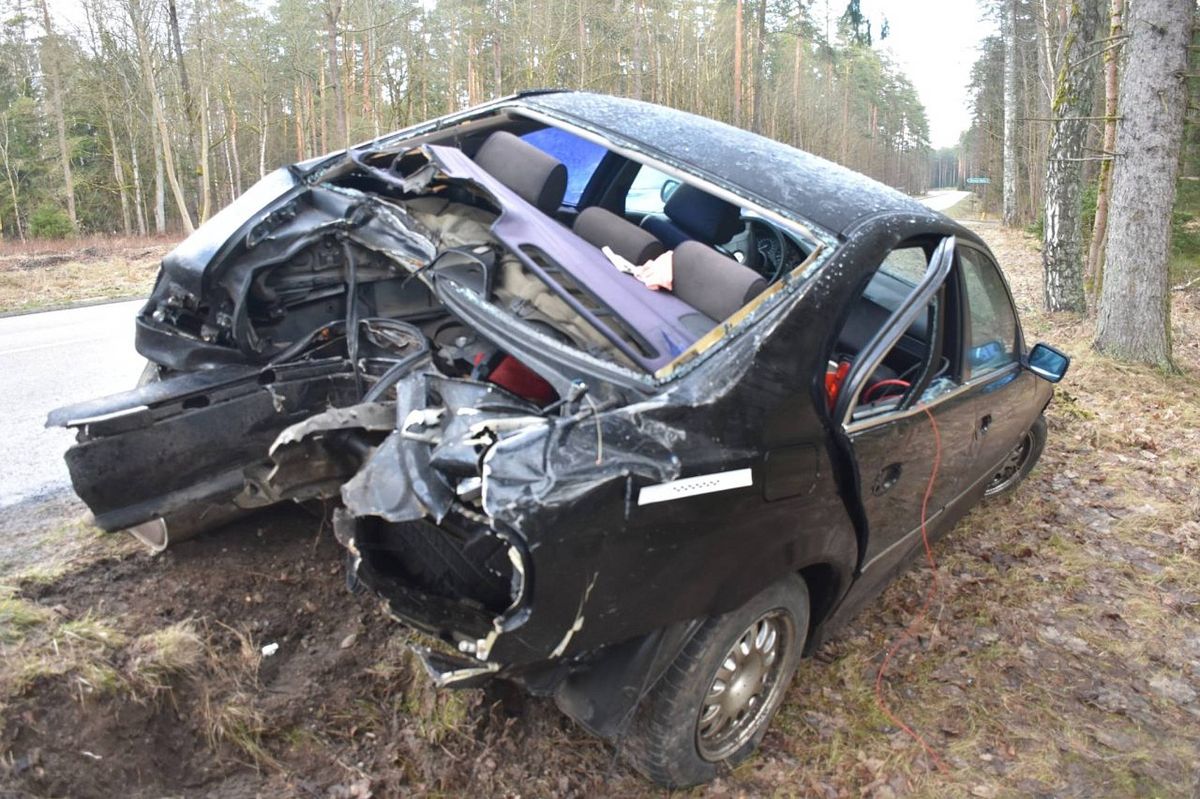 wypadek, BMW, policja BMW uderzyło w drzewo. Czuć było alkohol