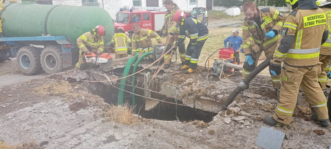 Nagle wpadły do szamba. Dramatyczna walka strażaków