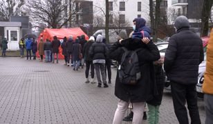 Koronawirus. Gigantyczne kolejki do punktów wymazowych. "Lawinowy wzrost"