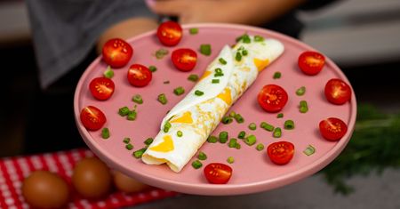 Przygotuj wyjątkową niespodziankę dla ukochanej osoby i zrób serduszkowy omlet