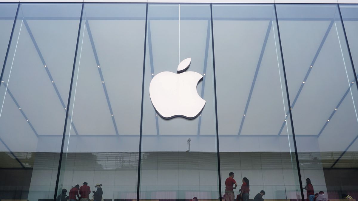 HANGZHOU, CHINA - JANUARY 15, 2024 - The Apple logo is seen at the Apple flagship store in Hangzhou, East China's Zhejiang province, Jan 15, 2024. On the same day, Apple's official website in China announced that it would open the "Spring Festival limited time offer" from January 18 to 21. A number of Apple products, including the iPhone15 series, will be discounted to save up to 800 yuan. (Photo credit should read CFOTO/Future Publishing via Getty Images)