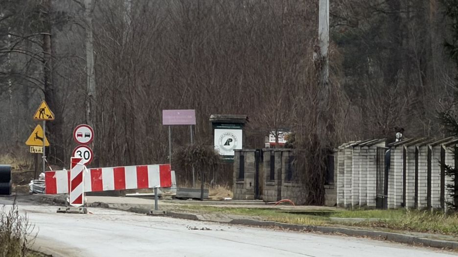 Prace drogowe na zamkniętej trasie Pułtusk–Psary z widocznymi zaporami