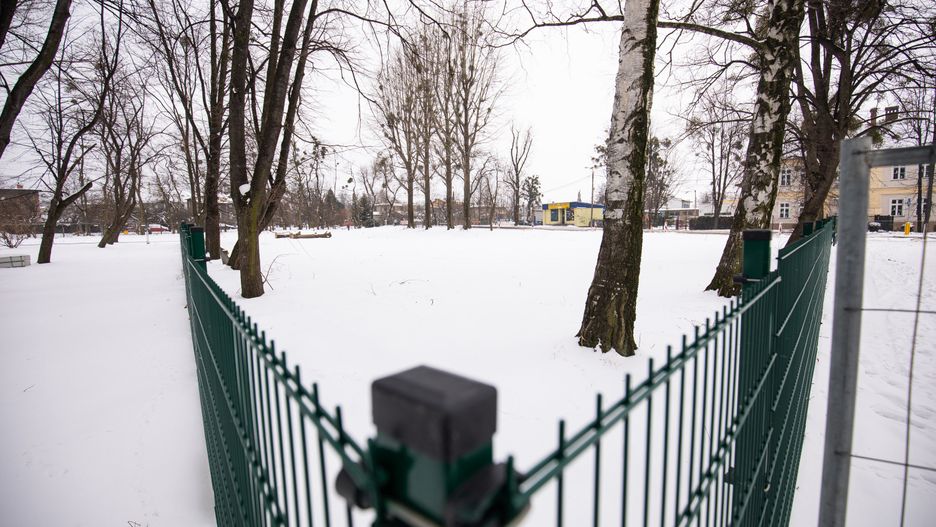 Bielsko-Biała. NA terenie szkoły w Wapiennicy już niedługo powstanie parking.