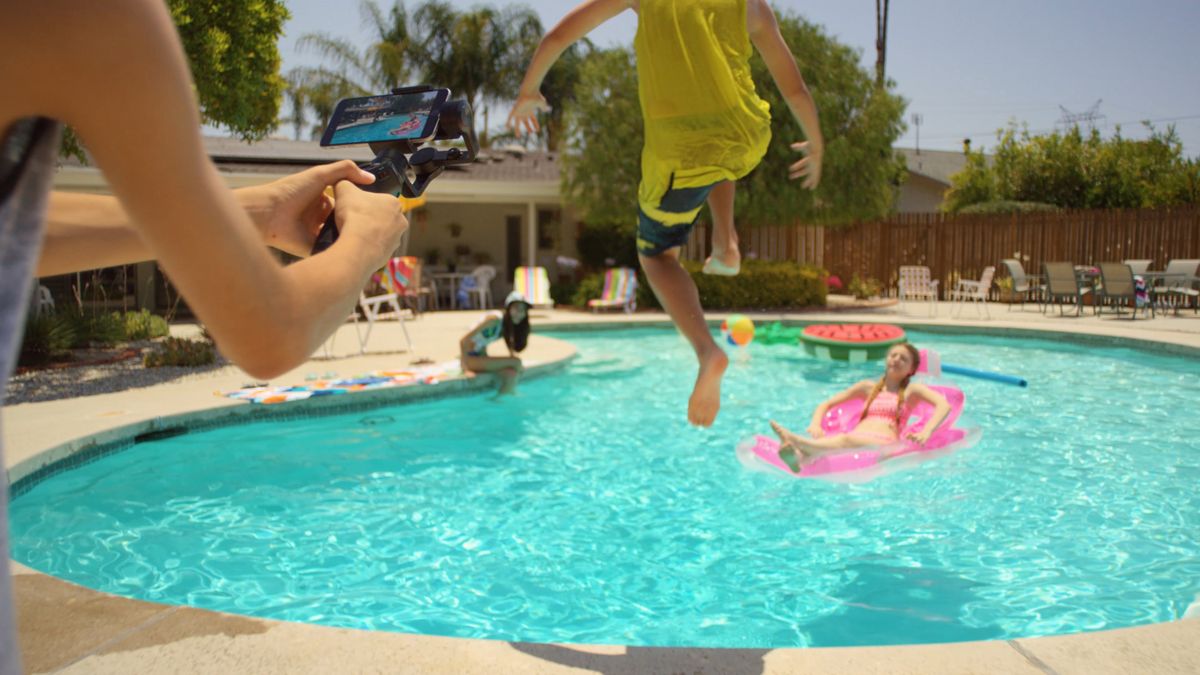 DJI Osmo Mobile zapewnia 3-osiową stabilizację podczas kręcenia smartfonem 1